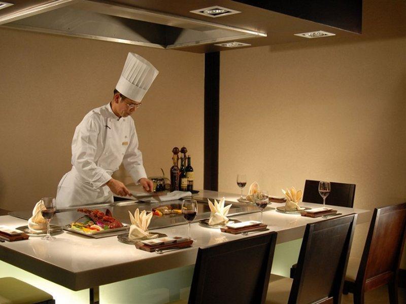 Hotel Nikko Tianjin Luaran gambar A chef at work