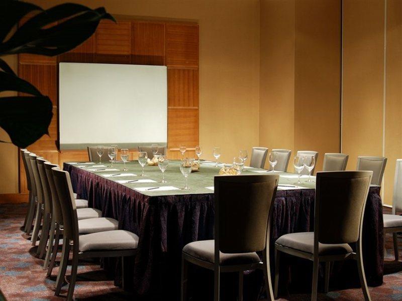 Hotel Nikko Tianjin Luaran gambar A meeting room at the hotel