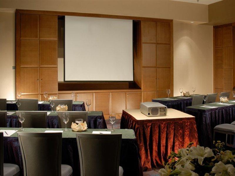 Hotel Nikko Tianjin Luaran gambar A projector screen in a meeting room