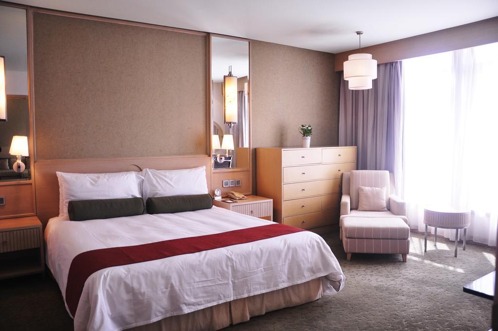Hotel Nikko Tianjin Luaran gambar A bedroom at the hotel