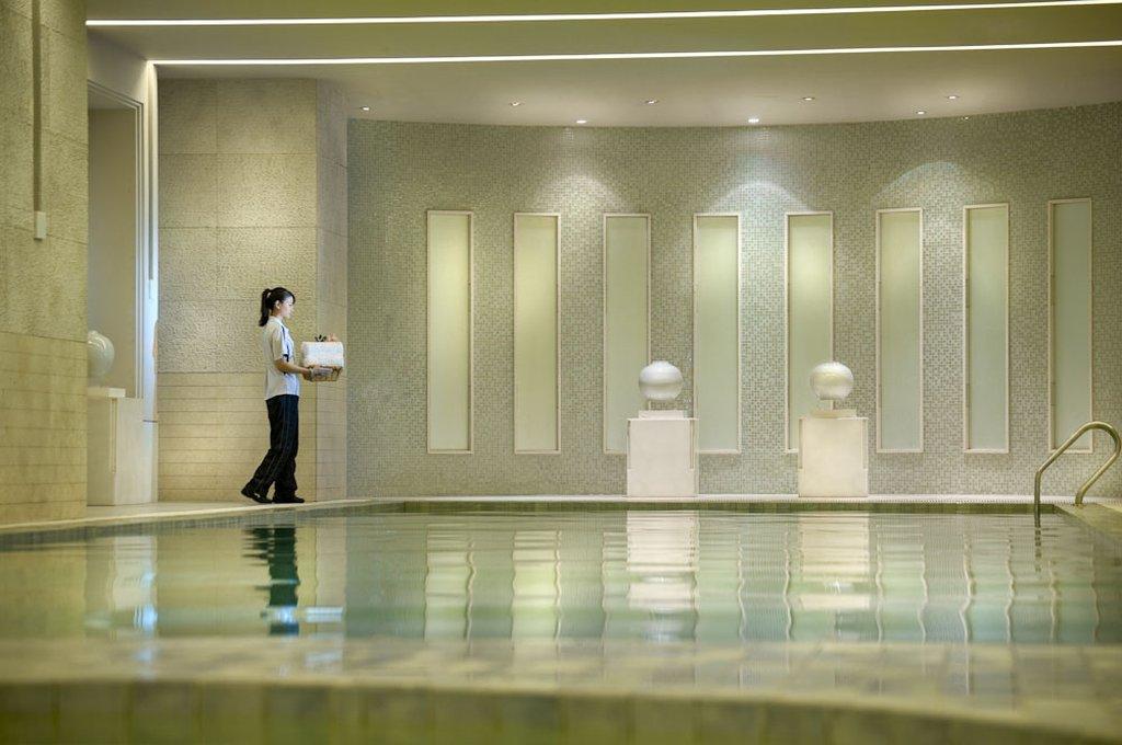 Hotel Nikko Tianjin Luaran gambar The swimming pool at The Spa at The Landmark