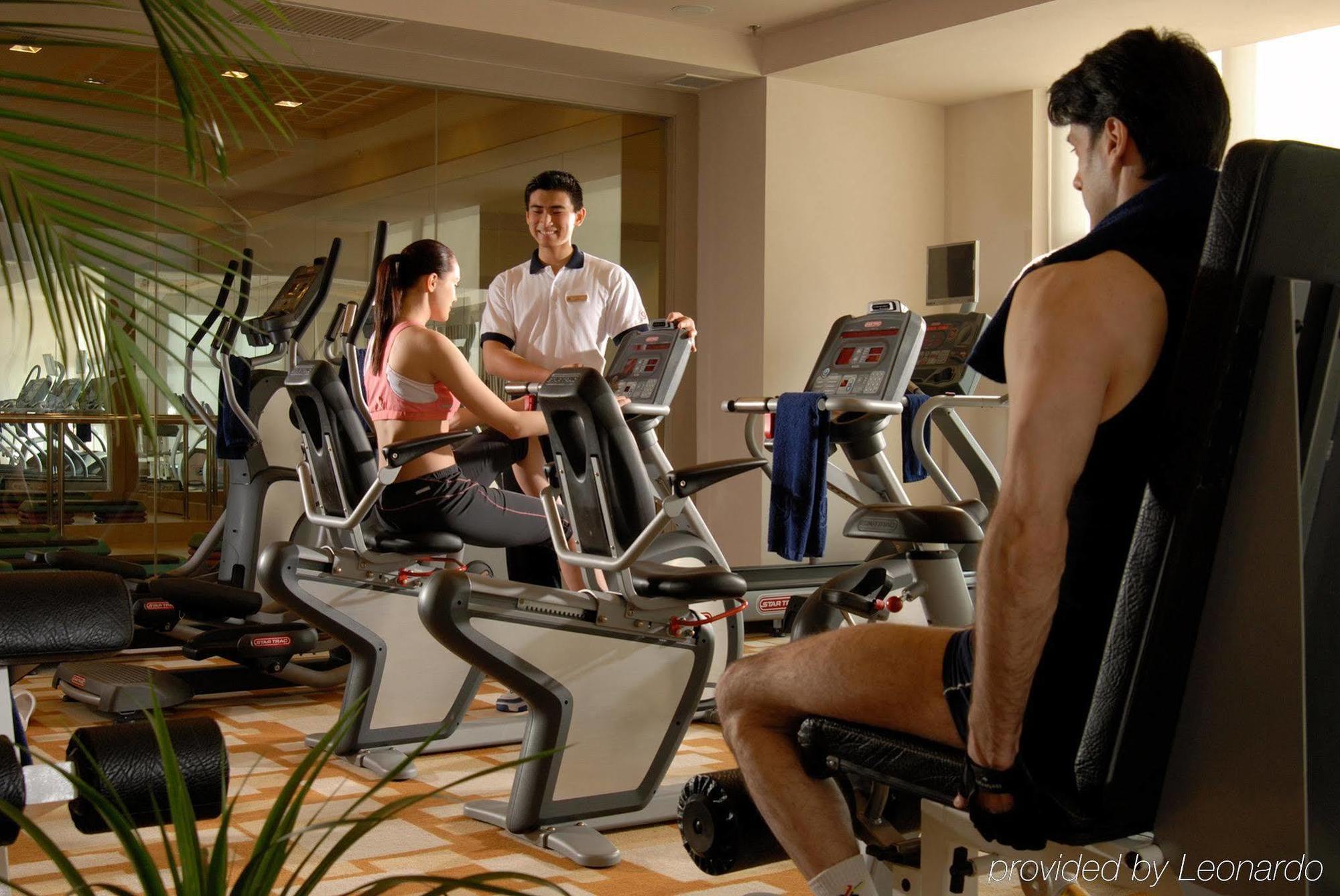 Hotel Nikko Tianjin Luaran gambar A personal trainer with clients
