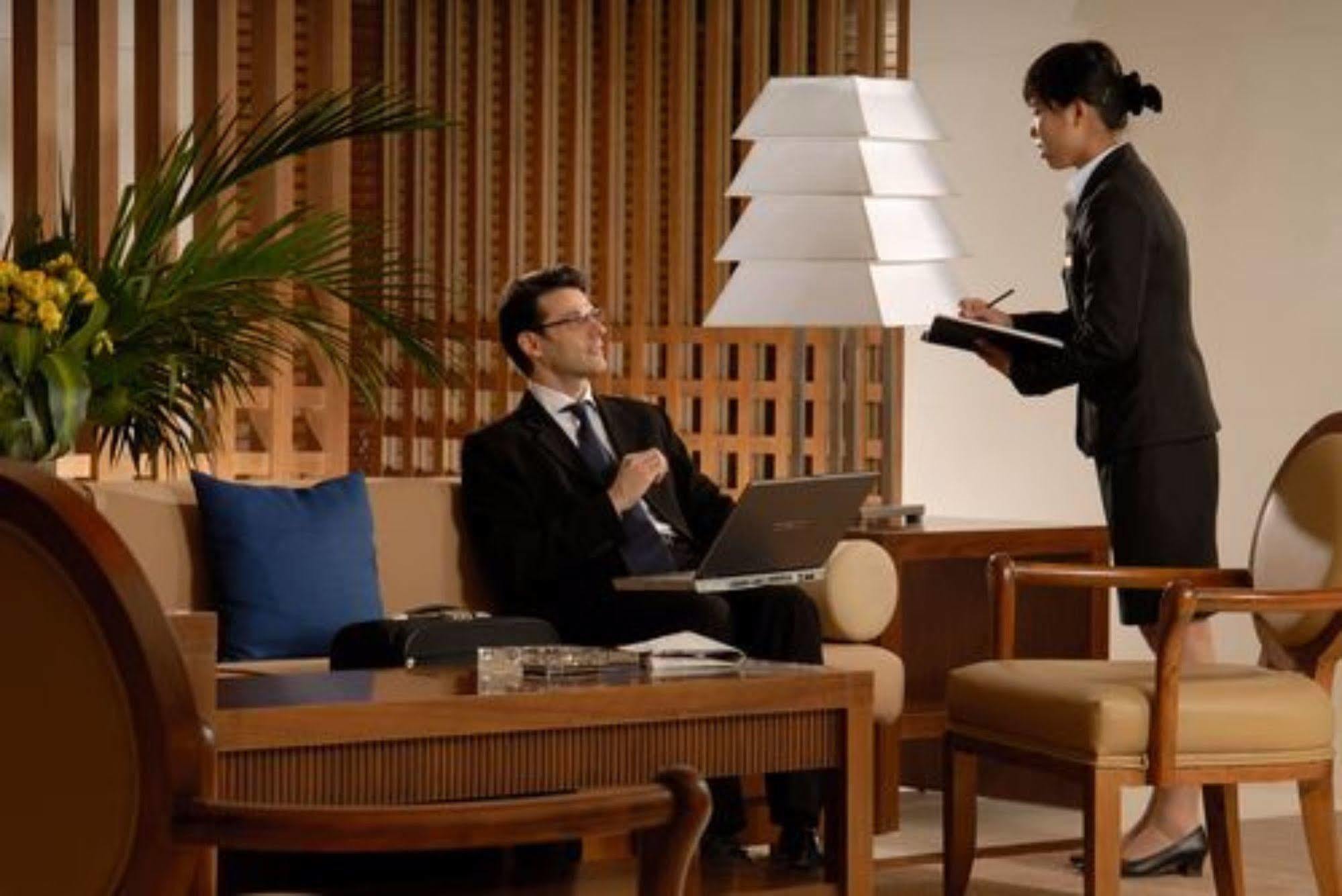 Hotel Nikko Tianjin Luaran gambar A hotel concierge