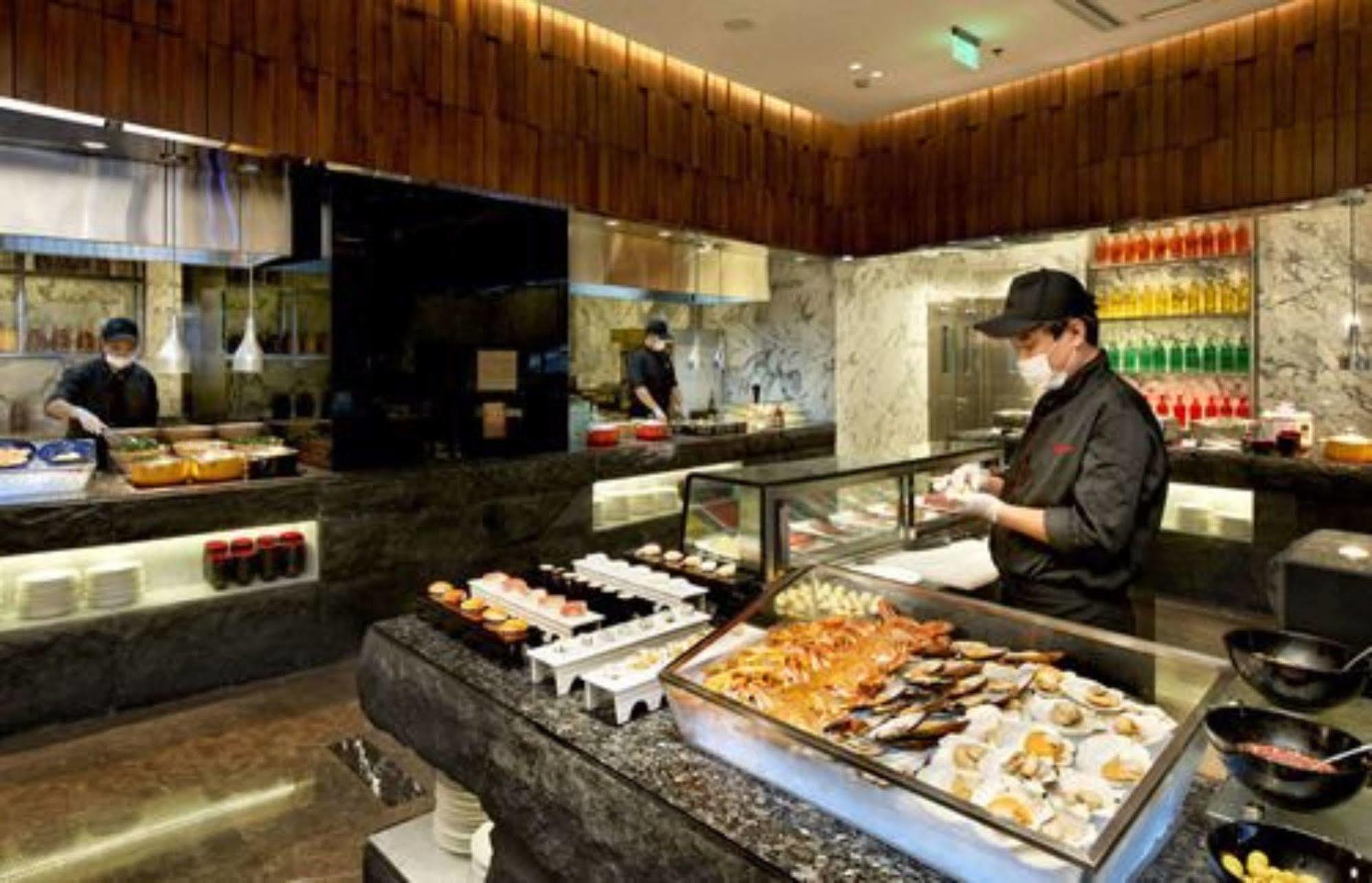 Hotel Nikko Tianjin Luaran gambar A sushi bar in a hotel